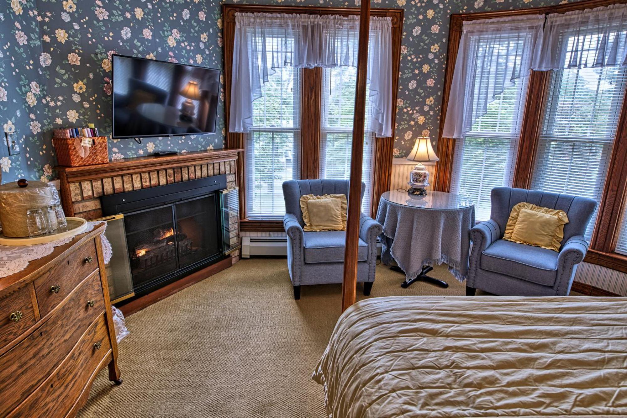 Rockwell Falls Inn And Wine Bar Lake Luzerne Room photo