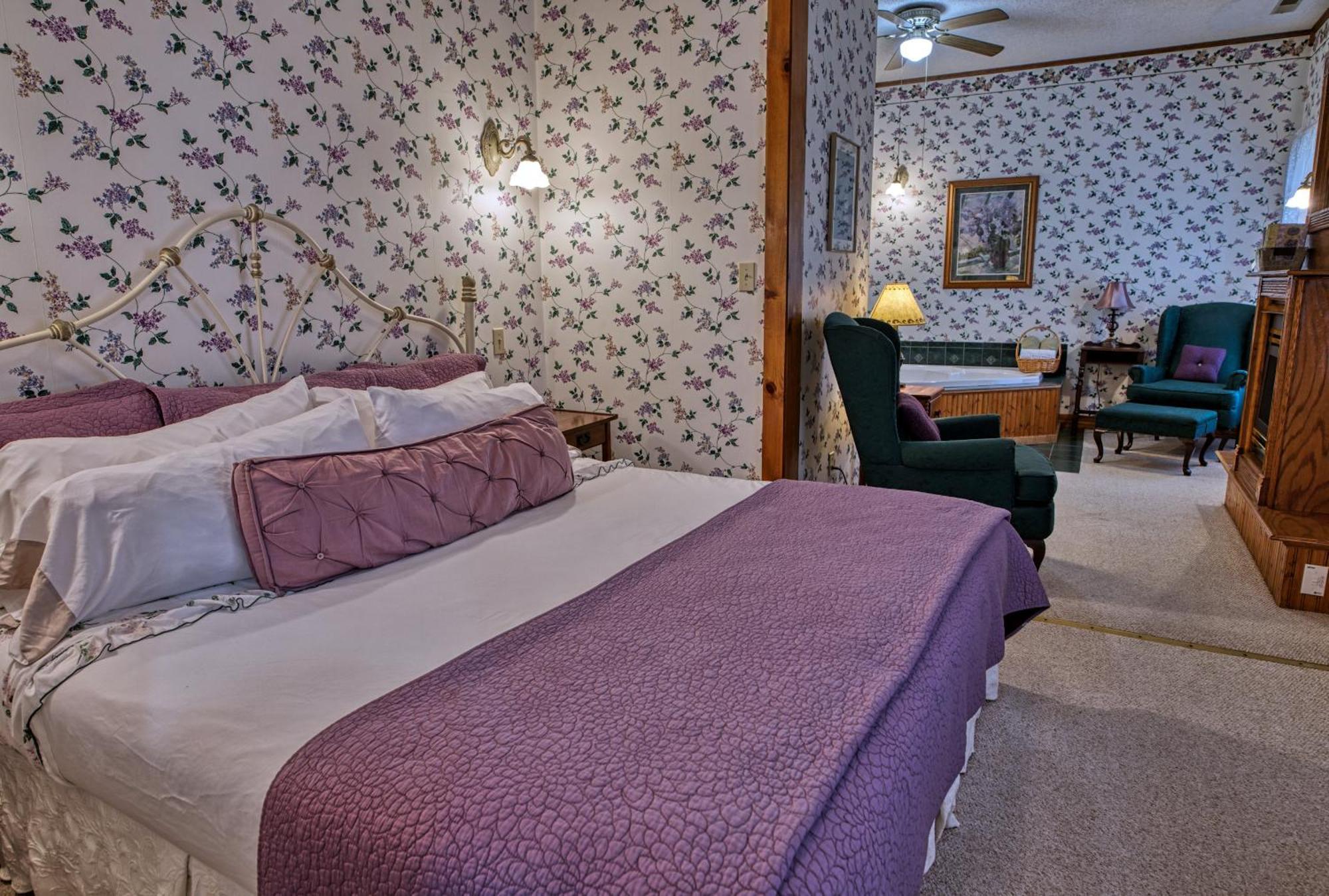Rockwell Falls Inn And Wine Bar Lake Luzerne Room photo